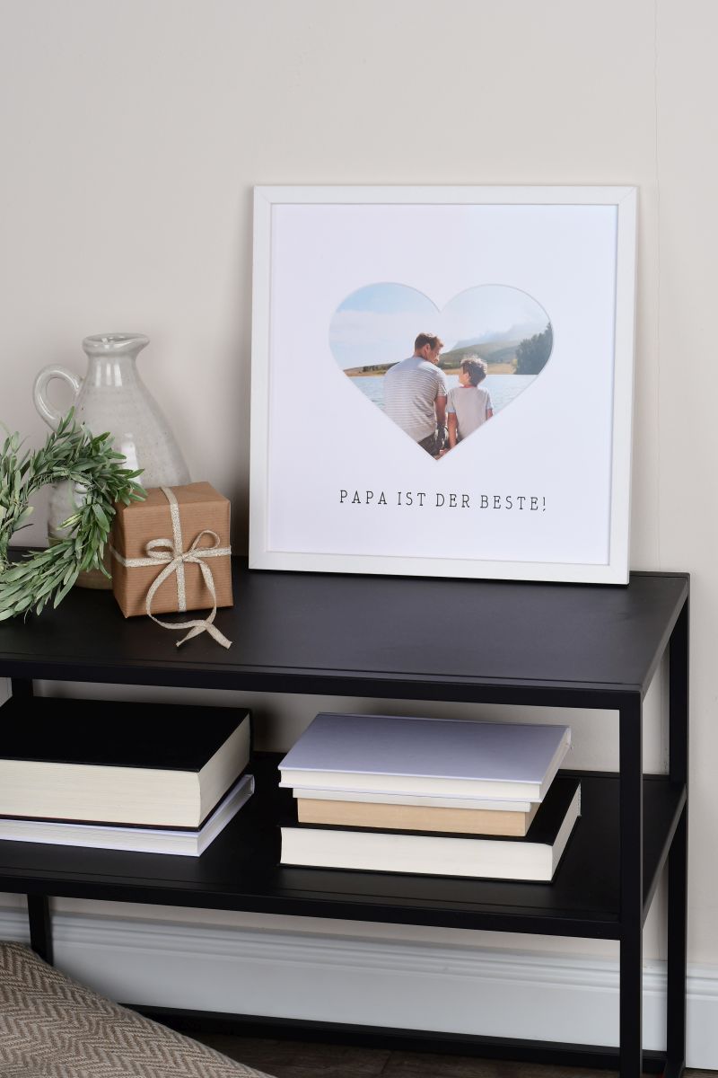 Marco de fotos 30x30 en blanco con recorte en forma de corazón para Papá en un ambiente de hogar